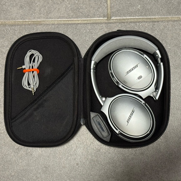 Bose QuietComfort 35 Noise Cancelling Headphones - Picture 3 of 5